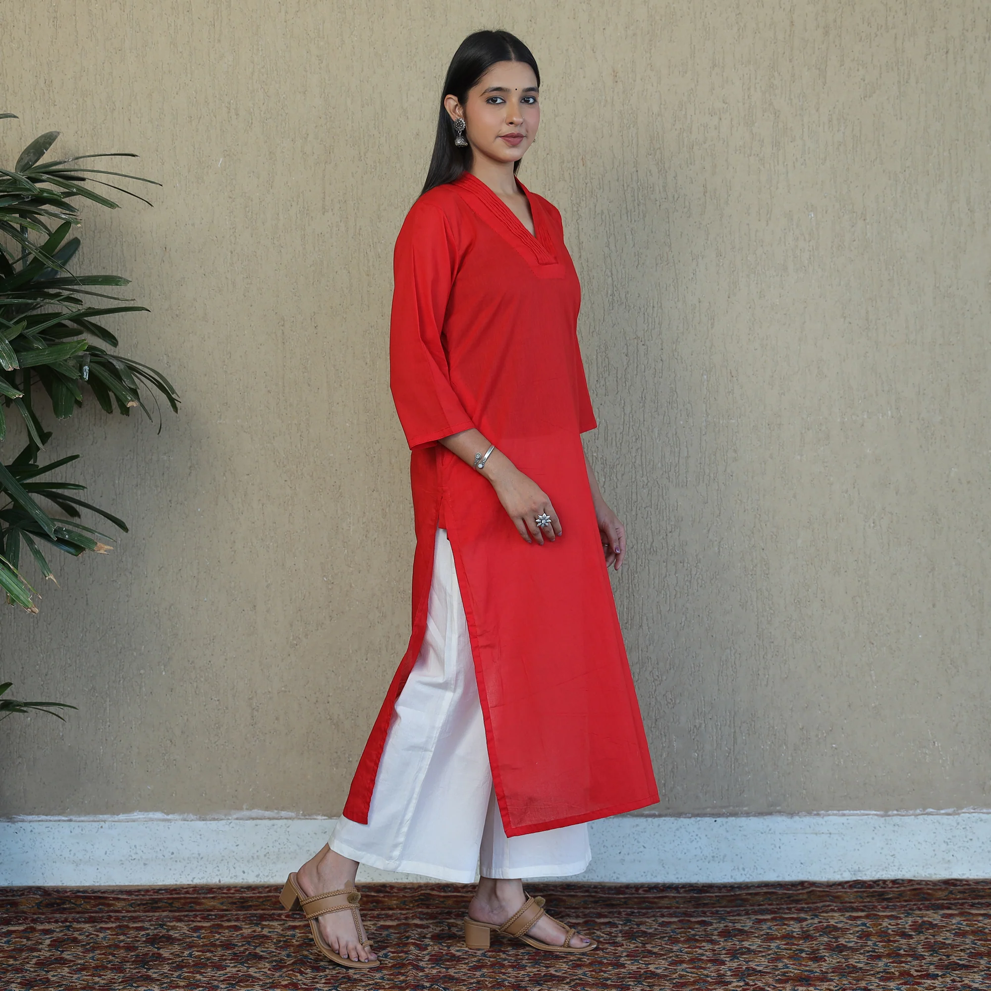 Red - Mulmalai Cotton Plain Dyed Straight Kurta - Image 2