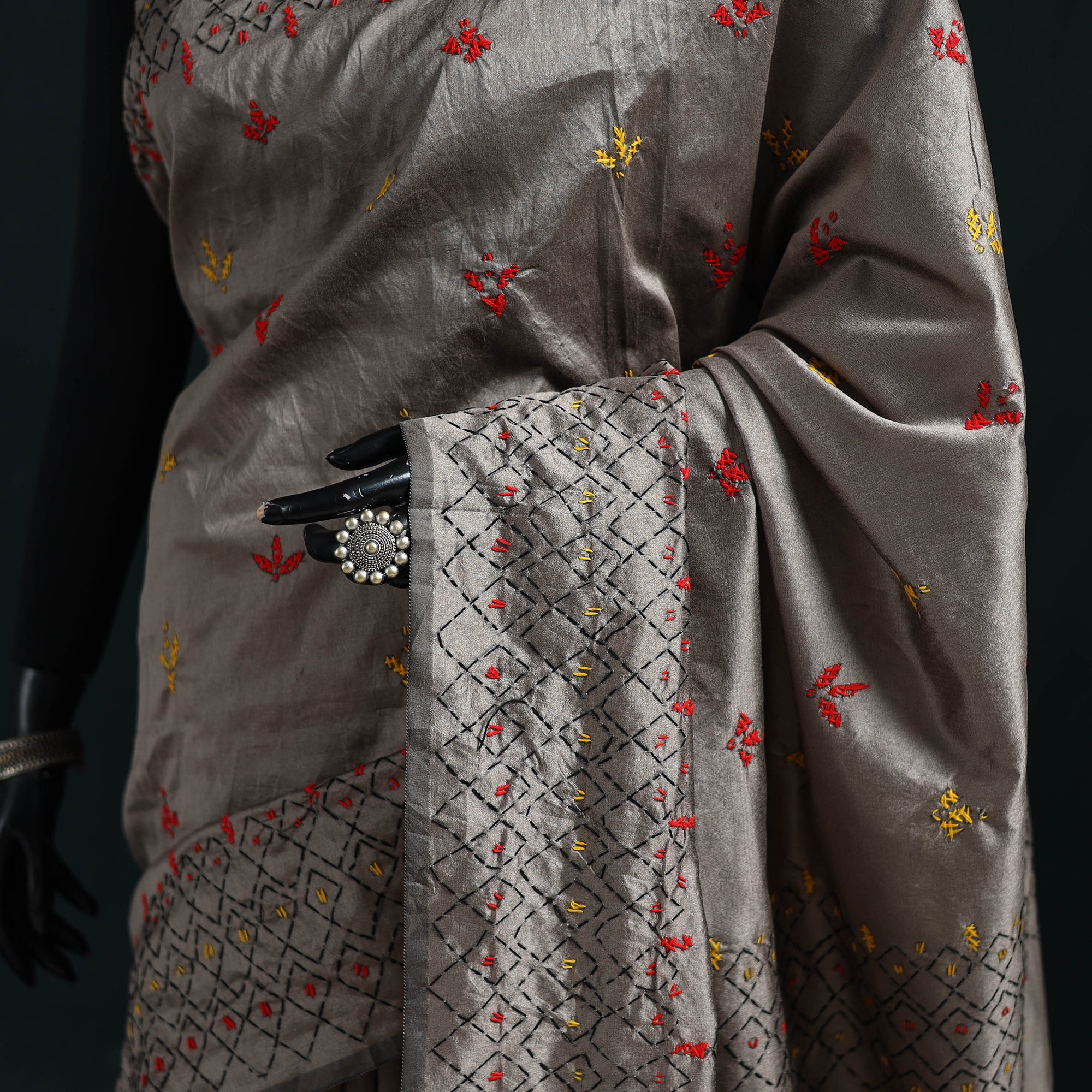 Bengal Hand Embroidery Silk Nakshi Kantha Saree 01 - Image 3