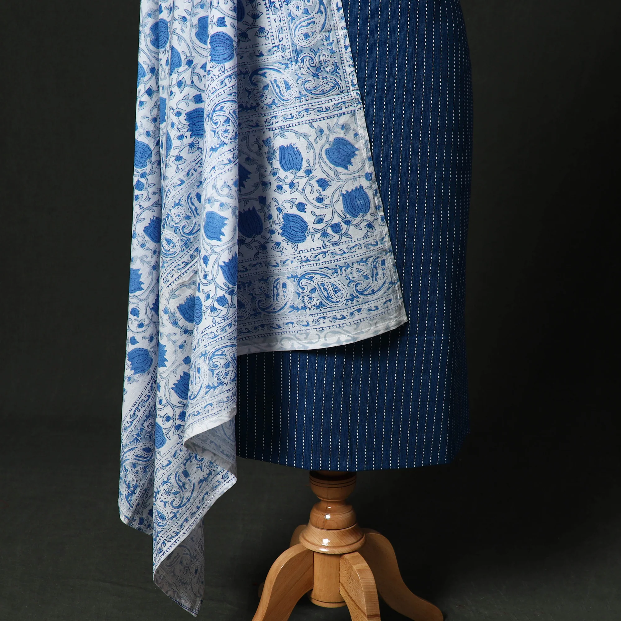 Jacquard Woven 2pc Cotton Unstitched Dress Material Kurta Set with Jewellery 01 - Image 4