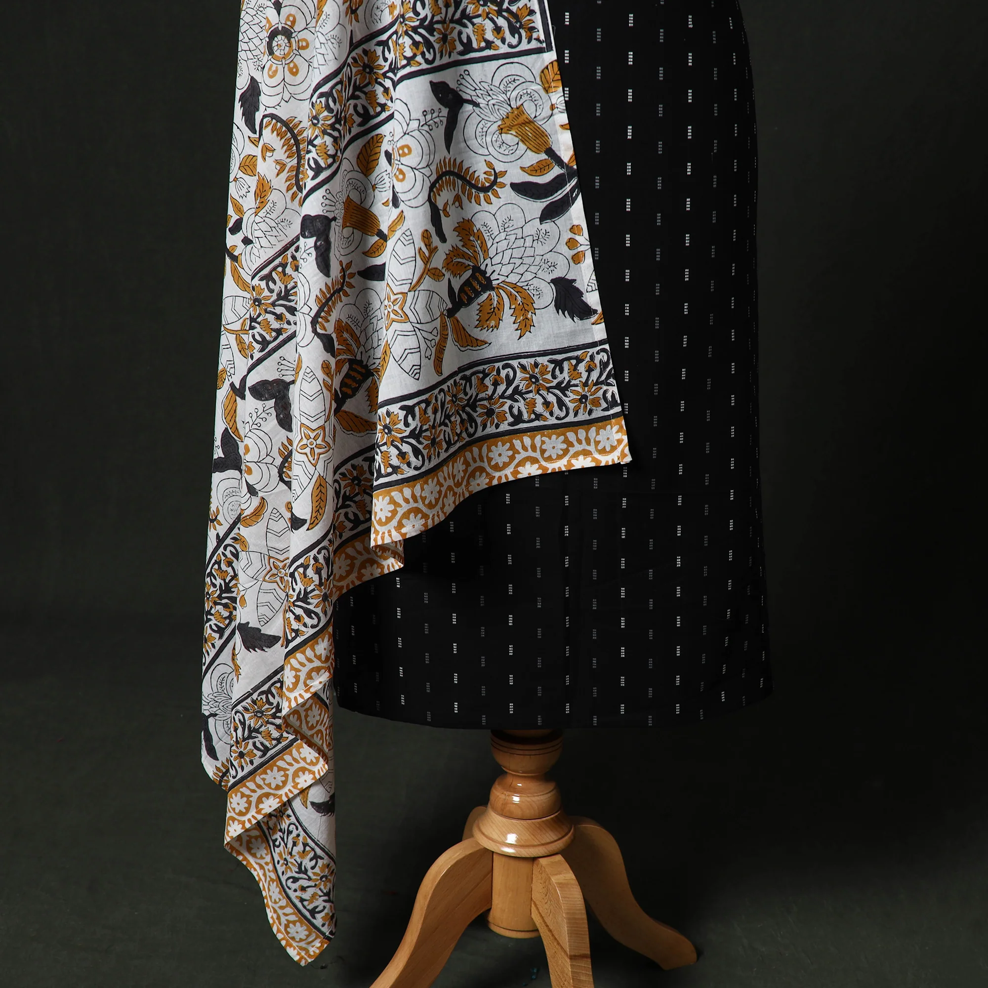 Jacquard Woven 2pc Cotton Unstitched Dress Material Kurta Set with Jewellery 05 - Image 4