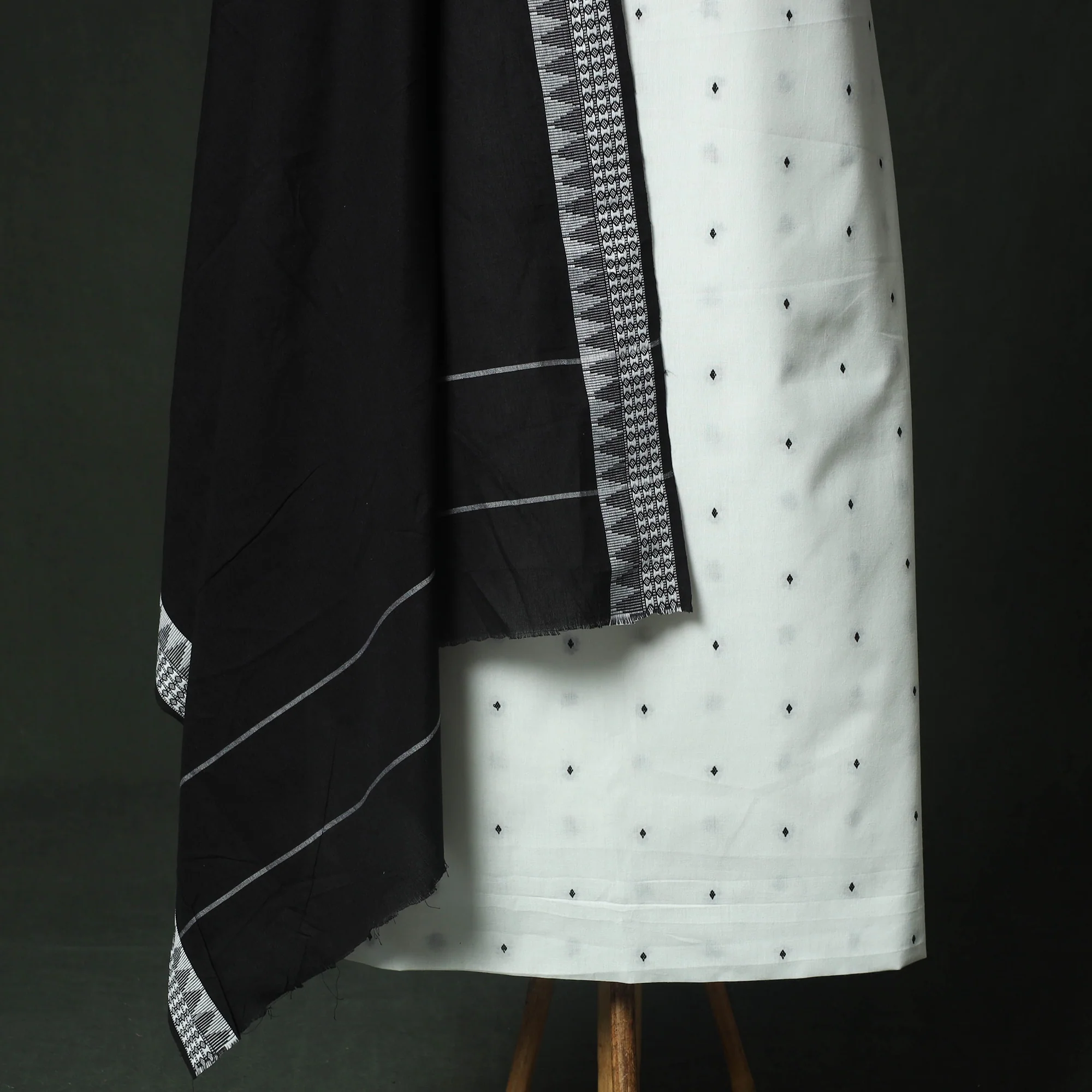 Jacquard Woven 2pc Cotton Unstitched Dress Material Kurta Set with Jewellery 07 - Image 4