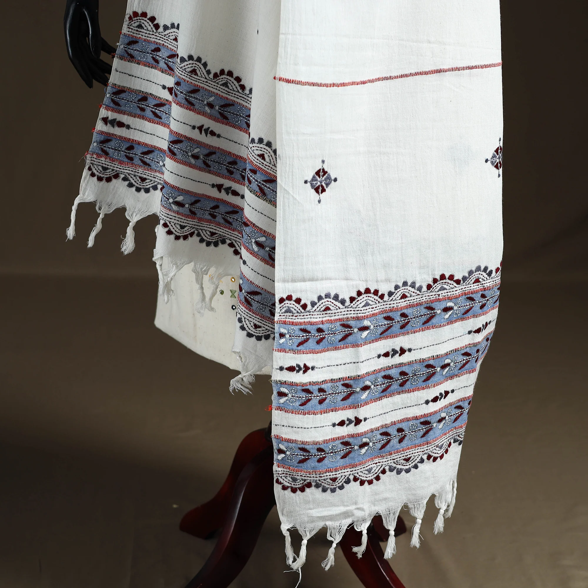 White - Kantha Hand Embroidered Khes Handwoven Cotton Dupatta 25 - Image 4
