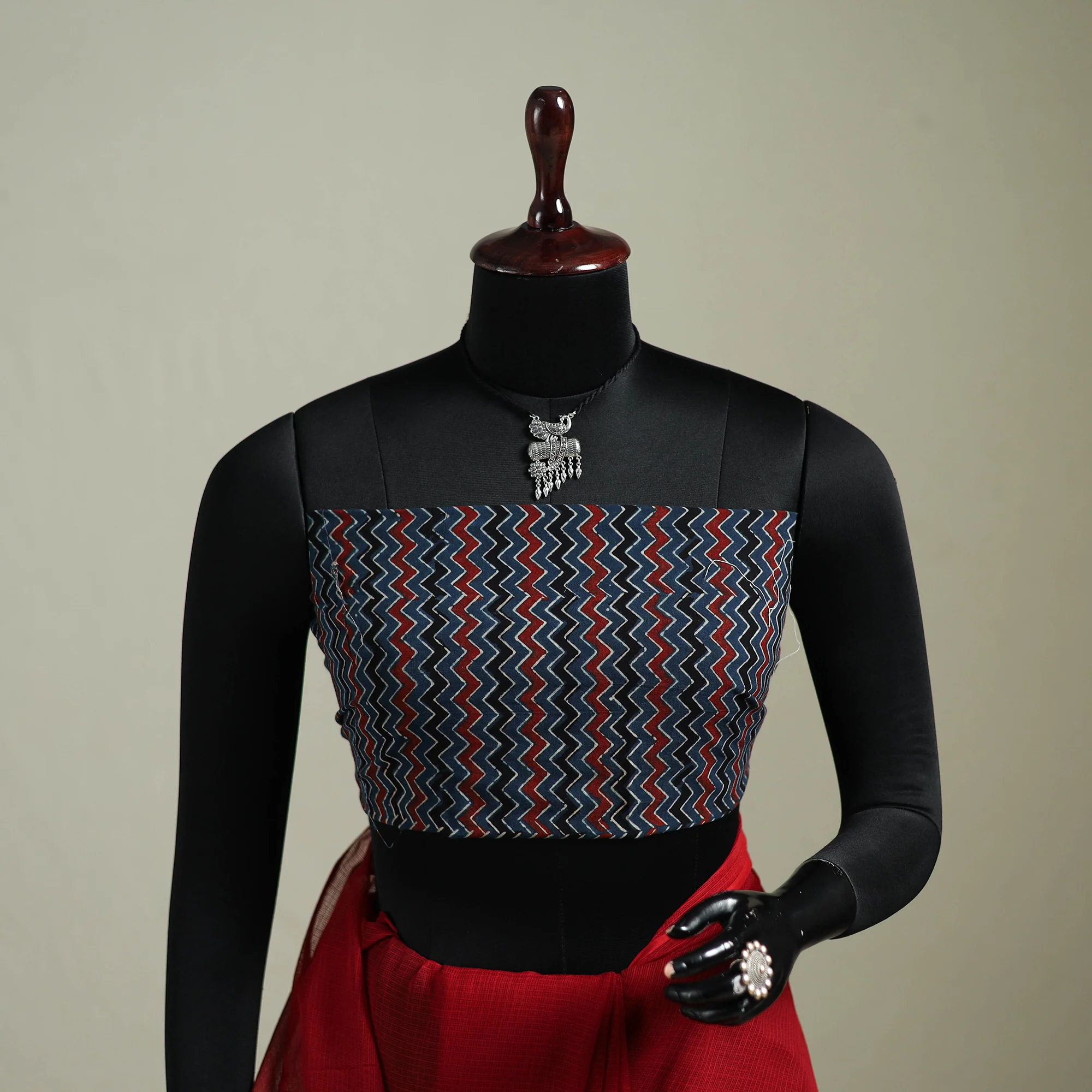 Red - Nazaakat Kota Doria Cotton Plain Saree with Blouse & Jewellery Set 194 - Image 2