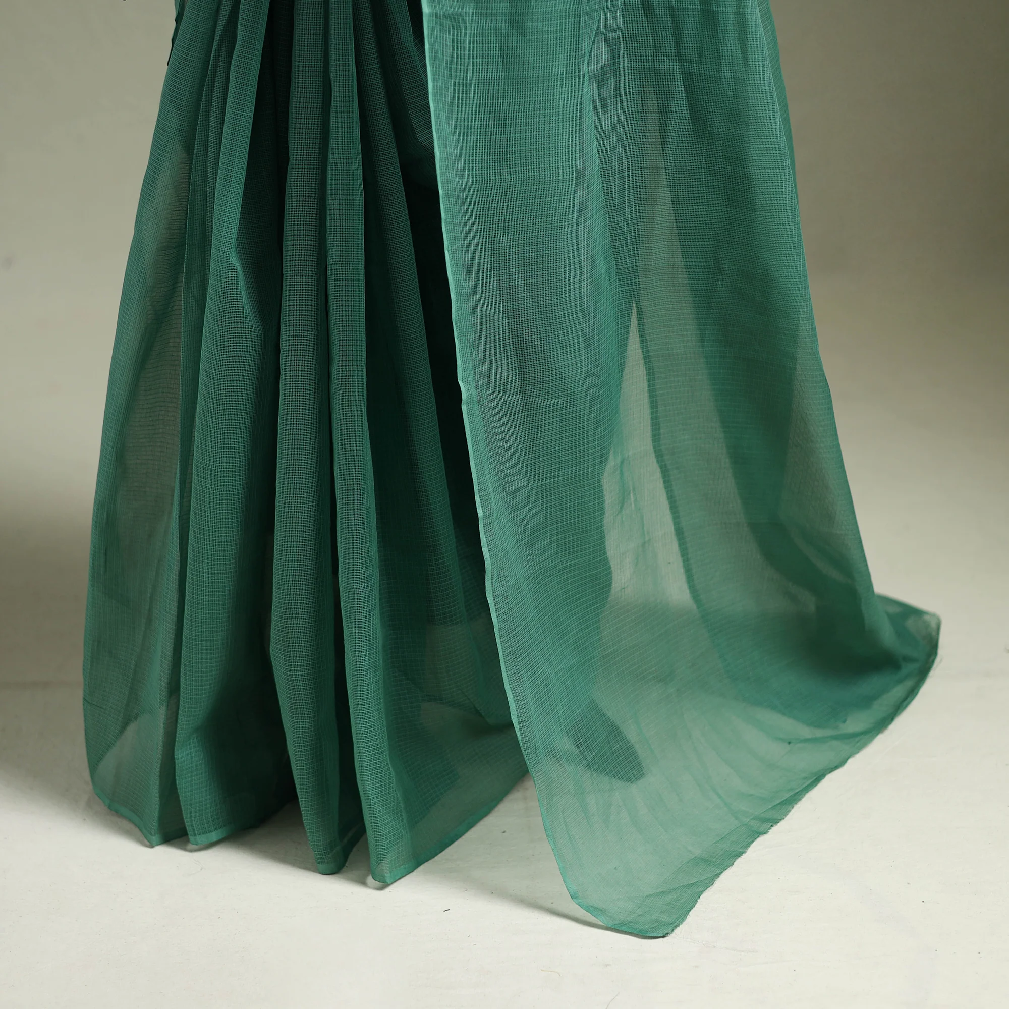 Green - Nazaakat Kota Doria Cotton Plain Saree with Blouse & Jewellery Set 21 - Image 4