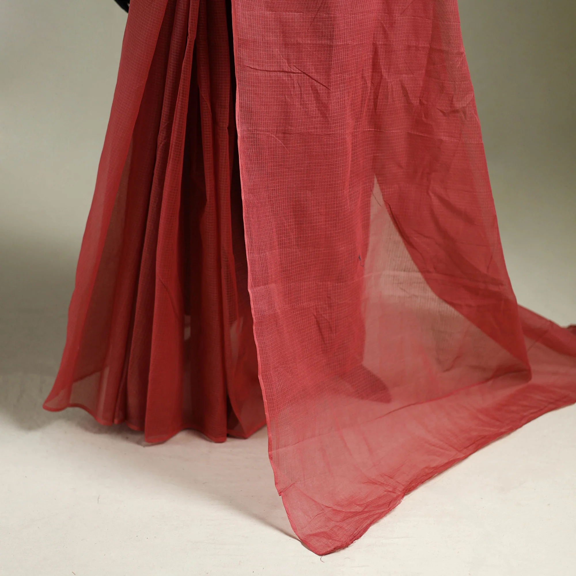 Red - Nazaakat Kota Doria Cotton Plain Saree with Blouse & Jewellery Set 60 - Image 4