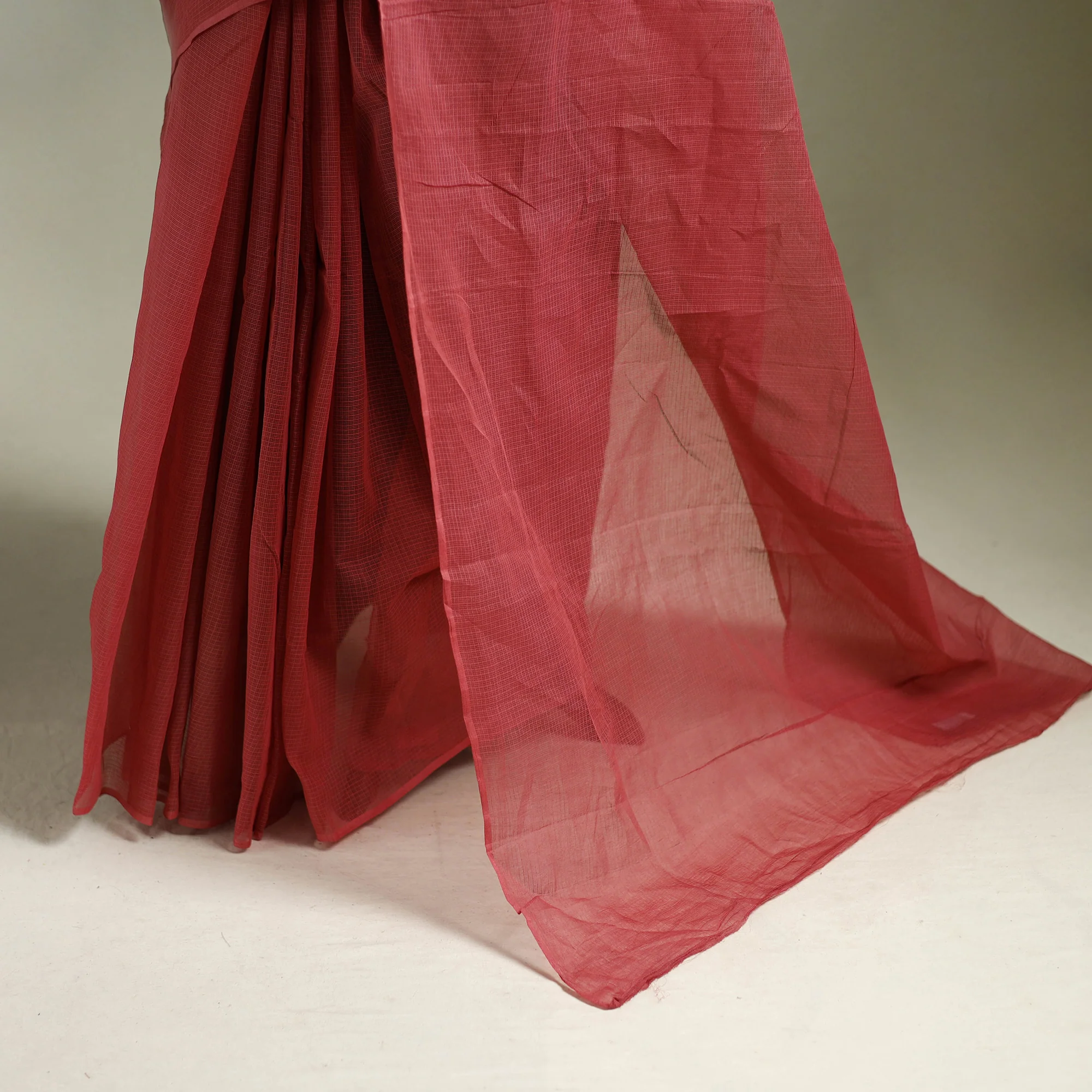 Red - Nazaakat Kota Doria Cotton Plain Saree with Blouse & Jewellery Set 64 - Image 4