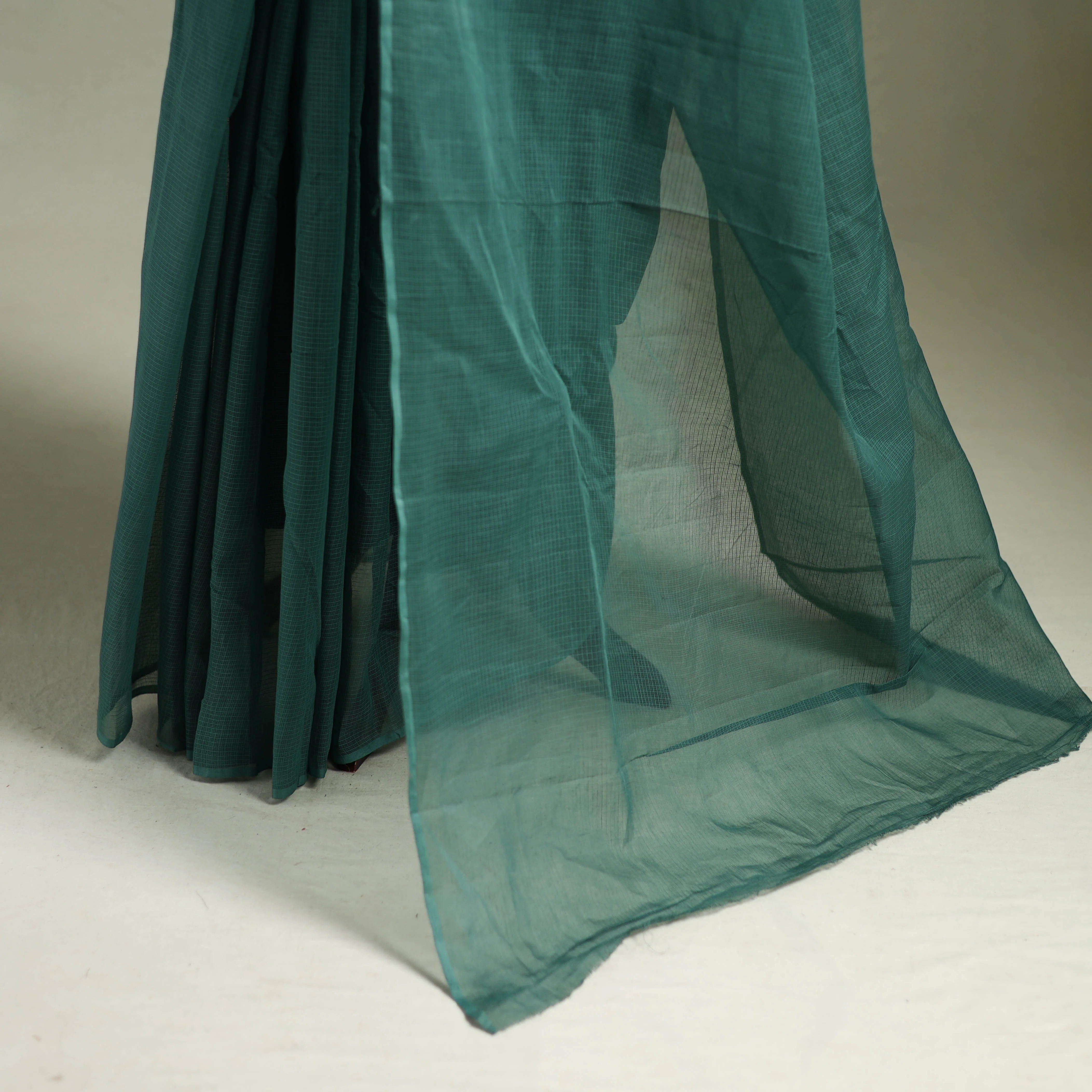 Green - Nazaakat Kota Doria Cotton Plain Saree with Blouse & Jewellery Set 65 - Image 4